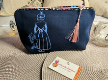 Charger l'image dans la galerie, TROUSSE bleu marine "Dessins Camarguais" avec fermeture éclair et pompon