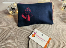 Charger l'image dans la galerie, TROUSSE bleu marine "Dessins Camarguais" avec fermeture éclair et pompon