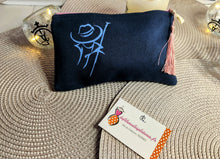 Charger l'image dans la galerie, TROUSSE bleu marine "Dessins Camarguais" avec fermeture éclair et pompon