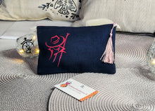 Charger l'image dans la galerie, TROUSSE bleu marine "Dessins Camarguais" avec fermeture éclair et pompon