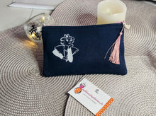 Charger l'image dans la galerie, TROUSSE bleu marine "Dessins Camarguais" avec fermeture éclair et pompon