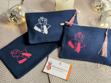 Charger l'image dans la galerie, TROUSSE bleu marine "Dessins Camarguais" avec fermeture éclair et pompon
