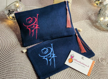 Charger l'image dans la galerie, TROUSSE bleu marine "Dessins Camarguais" avec fermeture éclair et pompon