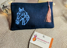Charger l'image dans la galerie, TROUSSE bleu marine "Dessins Camarguais" avec fermeture éclair et pompon
