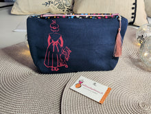 Charger l'image dans la galerie, TROUSSE bleu marine "Dessins Camarguais" avec fermeture éclair et pompon