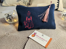 Charger l'image dans la galerie, TROUSSE bleu marine "Dessins Camarguais" avec fermeture éclair et pompon