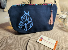 Charger l'image dans la galerie, TROUSSE bleu marine "Dessins Camarguais" avec fermeture éclair et pompon