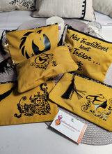 Charger l'image dans la galerie, TROUSSE JAUNE SAFRAN logo "CAMARGUAIS" avec fermeture éclair et pompon