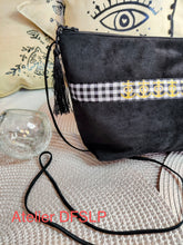 Charger l'image dans la galerie, SAC/pochette en Velours ,ruban avec ses croix de Camargue "OR" (Avec fermeture éclair et pompon,et bandoulière)