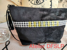 Charger l'image dans la galerie, SAC/pochette en Velours ,ruban avec ses croix de Camargue "OR" (Avec fermeture éclair et pompon,et bandoulière)