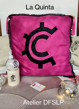 Charger l'image dans la galerie, MAXI COUSSIN "esprit capote"- Modèle unique