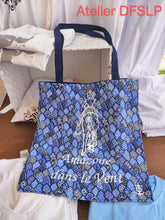 Charger l'image dans la galerie, TOTE BAG Camarguais (Li Saquetoun) en tissu d'indienne avec flocage blanc.