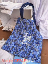 Charger l'image dans la galerie, TOTE BAG Camarguais (Li Saquetoun) en tissu d'indienne avec flocage blanc.