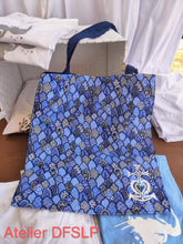Charger l'image dans la galerie, TOTE BAG Camarguais (Li Saquetoun) en tissu d'indienne avec flocage blanc.