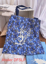 Charger l'image dans la galerie, TOTE BAG Camarguais (Li Saquetoun) en tissu d'indienne avec flocage blanc.