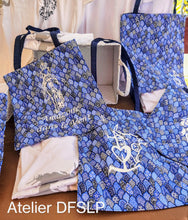 Charger l'image dans la galerie, TOTE BAG Camarguais (Li Saquetoun) en tissu d'indienne avec flocage blanc.