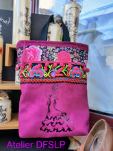 Charger l'image dans la galerie, SAC "TACONES" en SUEDINE "fuschia" impression Flamenca