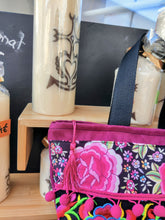 Charger l'image dans la galerie, SAC "TACONES" en SUEDINE "fuschia" impression Flamenca