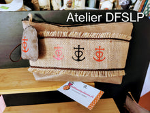 Charger l'image dans la galerie, TROUSSE CAMARGUE SUEDINE BEIGE/ TAUPE avec porte clefs intérieur,fermeture éclair et pampille camarguaise.