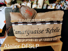 Charger l'image dans la galerie, TROUSSE CAMARGUE SUEDINE BEIGE/ TAUPE avec porte clefs intérieur,fermeture éclair et pampille camarguaise.
