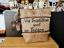 Charger l'image dans la galerie, TROUSSE CAMARGUE SUEDINE BEIGE/ TAUPE avec porte clefs intérieur,fermeture éclair et pampille camarguaise.