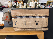Charger l'image dans la galerie, TROUSSE CAMARGUE SUEDINE BEIGE/ TAUPE avec porte clefs intérieur,fermeture éclair et pampille camarguaise.