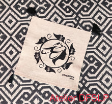 Charger l'image dans la galerie, COUSSIN " CAMARGUE" (écru) Croix de Camargue/Gardian/Arlésienne