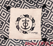 Charger l'image dans la galerie, COUSSIN " CAMARGUE" (écru) Croix de Camargue/Gardian/Arlésienne