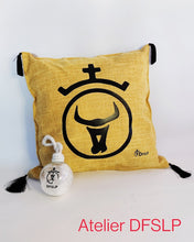 Charger l'image dans la galerie, COUSSIN " FAENA" (rouge/jaune safran/fuschia)