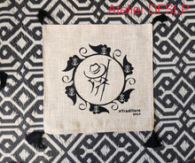 Charger l'image dans la galerie, COUSSIN " CAMARGUE" (écru) Croix de Camargue/Gardian/Arlésienne