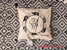 Charger l'image dans la galerie, COUSSIN " CAMARGUE" (écru) Croix de Camargue/Gardian/Arlésienne