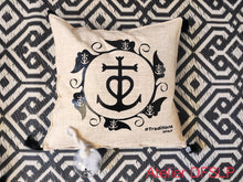 Charger l'image dans la galerie, COUSSIN " CAMARGUE" (écru) Croix de Camargue/Gardian/Arlésienne