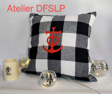 Charger l'image dans la galerie, COUSSIN CAMARGUE à CARREAUX NOIRS ET BLANCS