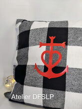 Charger l'image dans la galerie, COUSSIN CAMARGUE à CARREAUX NOIRS ET BLANCS