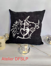 Charger l'image dans la galerie, COUSSIN NOIR "CROIX DE CAMARGUE/CHEVAL/TAUREAU"