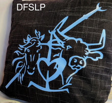 Charger l'image dans la galerie, COUSSIN NOIR "CROIX DE CAMARGUE/CHEVAL/TAUREAU"