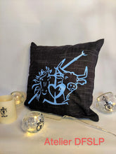Charger l'image dans la galerie, COUSSIN NOIR "CROIX DE CAMARGUE/CHEVAL/TAUREAU"