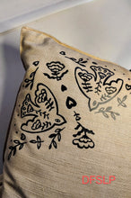 Charger l'image dans la galerie, COUSSIN EN SOIE BOHEME d'inspiration gipsy (IVOIRE)