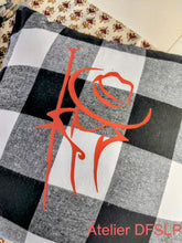 Charger l'image dans la galerie, COUSSIN CAMARGUE à CARREAUX NOIRS ET BLANCS