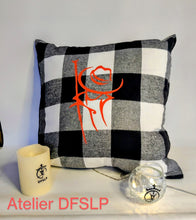 Charger l'image dans la galerie, COUSSIN CAMARGUE à CARREAUX NOIRS ET BLANCS