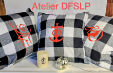 Charger l'image dans la galerie, COUSSIN CAMARGUE à CARREAUX NOIRS ET BLANCS