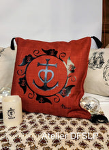 Charger l'image dans la galerie, COUSSIN CAMARGUE Croix de Camargue ou Logo Arlésienne (rouge foncé)