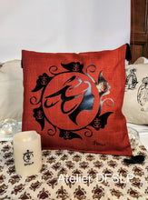 Charger l'image dans la galerie, COUSSIN CAMARGUE Croix de Camargue ou Logo Arlésienne (rouge foncé)