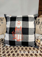 Charger l'image dans la galerie, COUSSIN CAMARGUE à CARREAUX NOIRS ET BLANCS