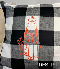 Charger l'image dans la galerie, COUSSIN CAMARGUE à CARREAUX NOIRS ET BLANCS