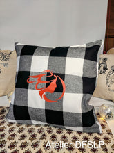 Charger l'image dans la galerie, COUSSIN CAMARGUE à CARREAUX NOIRS ET BLANCS