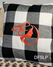 Charger l'image dans la galerie, COUSSIN CAMARGUE à CARREAUX NOIRS ET BLANCS