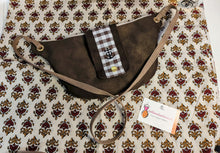 Charger l'image dans la galerie, PETIT SAC "CAMARGUE" en SUEDINE "TAUPE " (taille S) "Esprit Couverton" ou "provencal