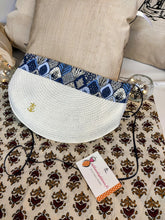 Charger l'image dans la galerie, PETIT SAC BLANC /FEUILLE DE PLUME BLEU