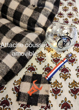 Charger l'image dans la galerie, COUSSIN D'ARENES PLIABLE CAMARGUE (à CARREAUX COUVERTON)